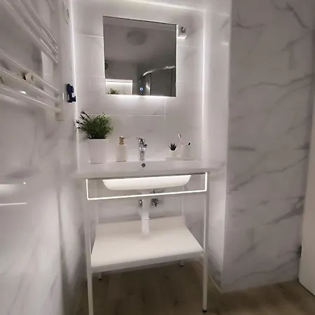 Apartamento And Hudoletnjak *