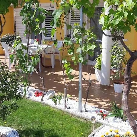Apartman Apartment And Room Hudoletnjak