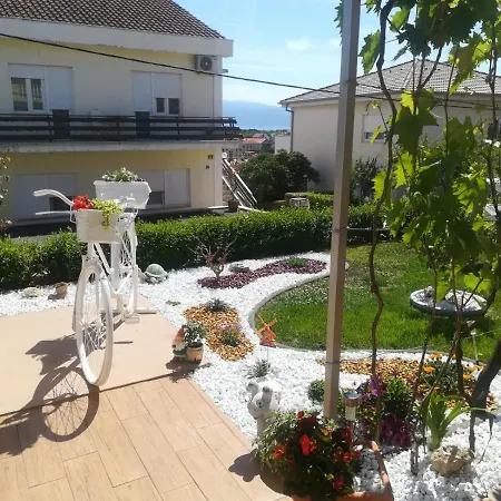 Apartment And Room Hudoletnjak * Silo (Krk)