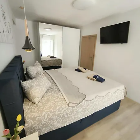 Apartment And Room Hudoletnjak